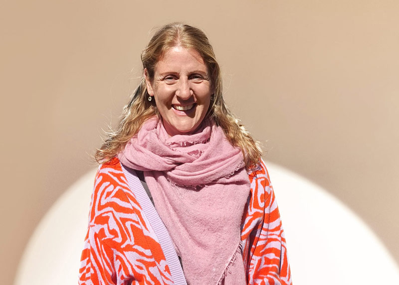 Judith Braun, Familiencoach in Hamburg, freundliches Porträt mit Licht und Schatten