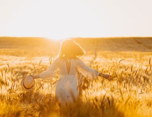 Person im Kornfeld im goldenen Abendlicht
