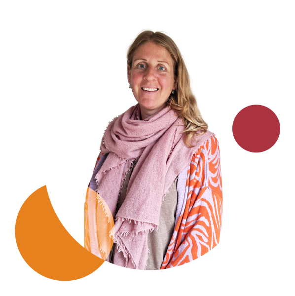 Familiencoaching HamburgJudith Braun, Familiencoach aus Hamburg, mit rosa Schal vor hellem Hintergrund
