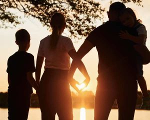 Eine Familie in Buchholz beim Sonnenuntergang