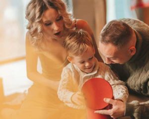 Familiencoaching in Harburg Familie sitzt am Esstisch